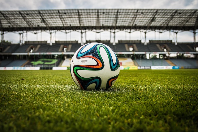 サッカーボールとスタジアムの画像